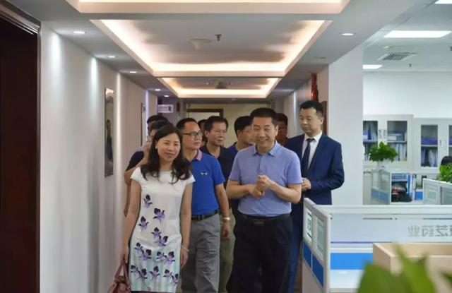 普宁市副市长蔡桂君、普宁二中校长温俊义一行到访康芝集团