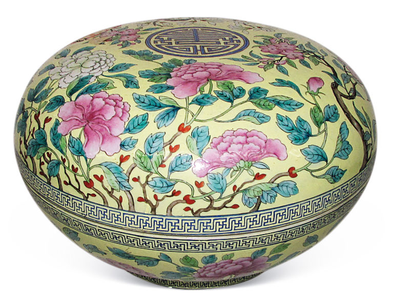 清同治 体和殿款黄地彩花瓷盒