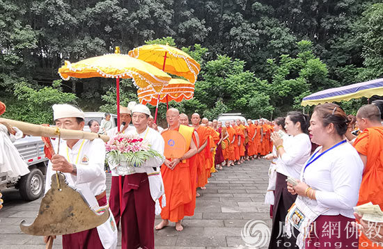 恭请法驾（图片来源：凤凰网佛教 摄影：耿马洞景佛寺）