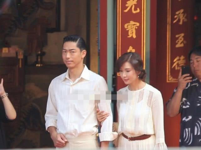 [神八局]林志玲戴白纱手挽老公现身婚礼彩排，夫妻对拜眼眶含泪