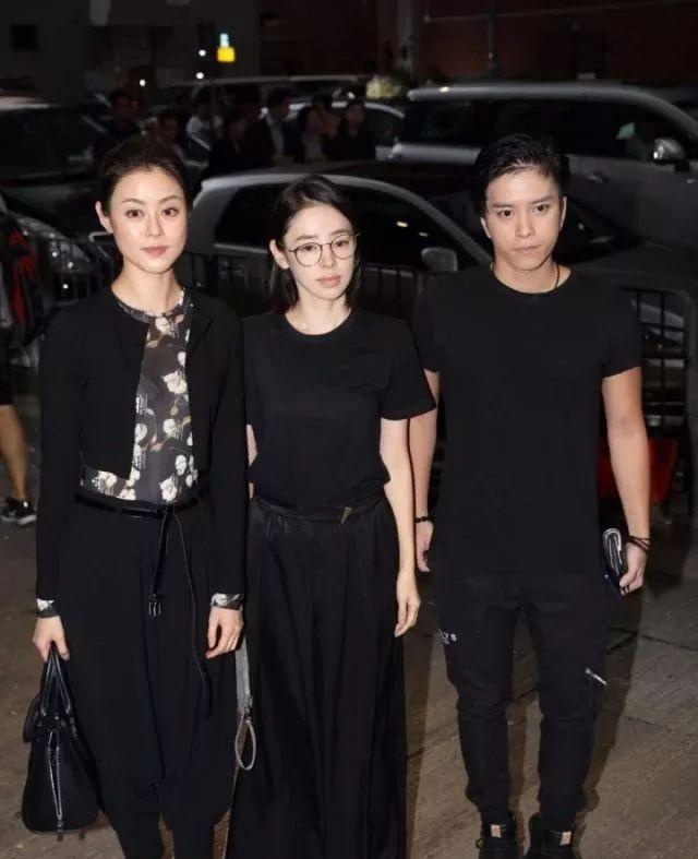 梁舜燕设灵众星致祭，干儿子李克勤神情哀伤，周润发刘德华送花圈悼念