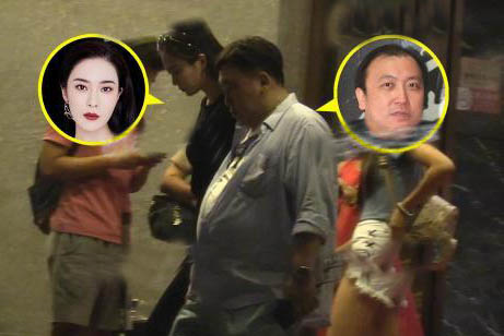王晶被曝深夜携“晶女郎”返家，两人关系亲密不言而喻