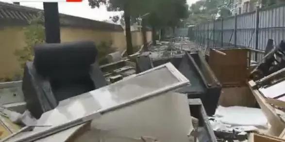 小区地塌50米、墙裂缝可塞指头!长沙这个小区业主有家不敢住