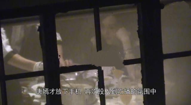唐嫣怀孕又添新料？抛下罗晋与好友聚餐，不顾身材大口吃饭补营养