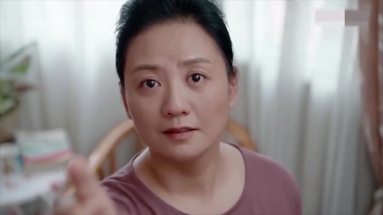 保姆打扫富太房间,不料竟看到自己父母画像,保姆双眼