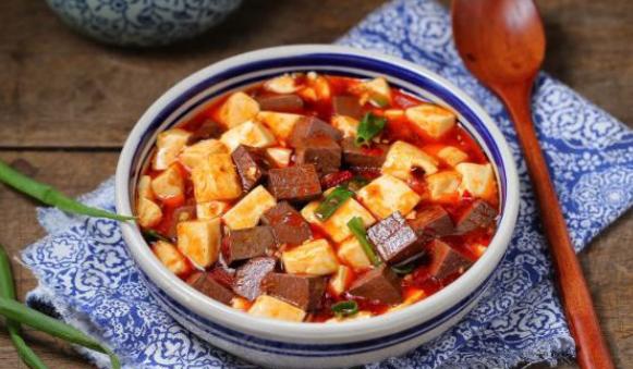 鸭血豆腐焖一焖,营养美味就出锅,酸辣鲜香的美味,下饭