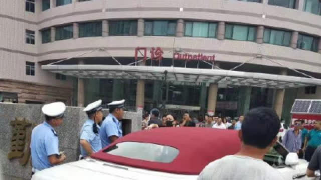 北京堵路劳斯莱斯女司机被行拘5日 警方:京A车牌是别人的