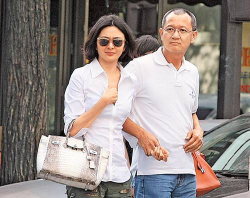 57岁关之琳近照曝光，表情僵硬被指美人迟暮，不及身旁60岁向太？