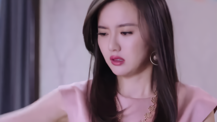 漂亮妹妹代替姐姐生活,不料看到姐姐的蕾丝睡