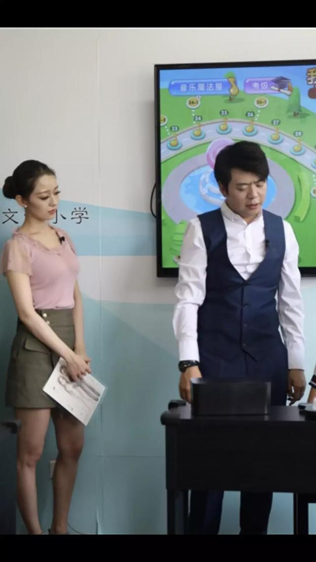 杨幂最新生图腰细腿瘦长，网友：裤子腰部是镂空的