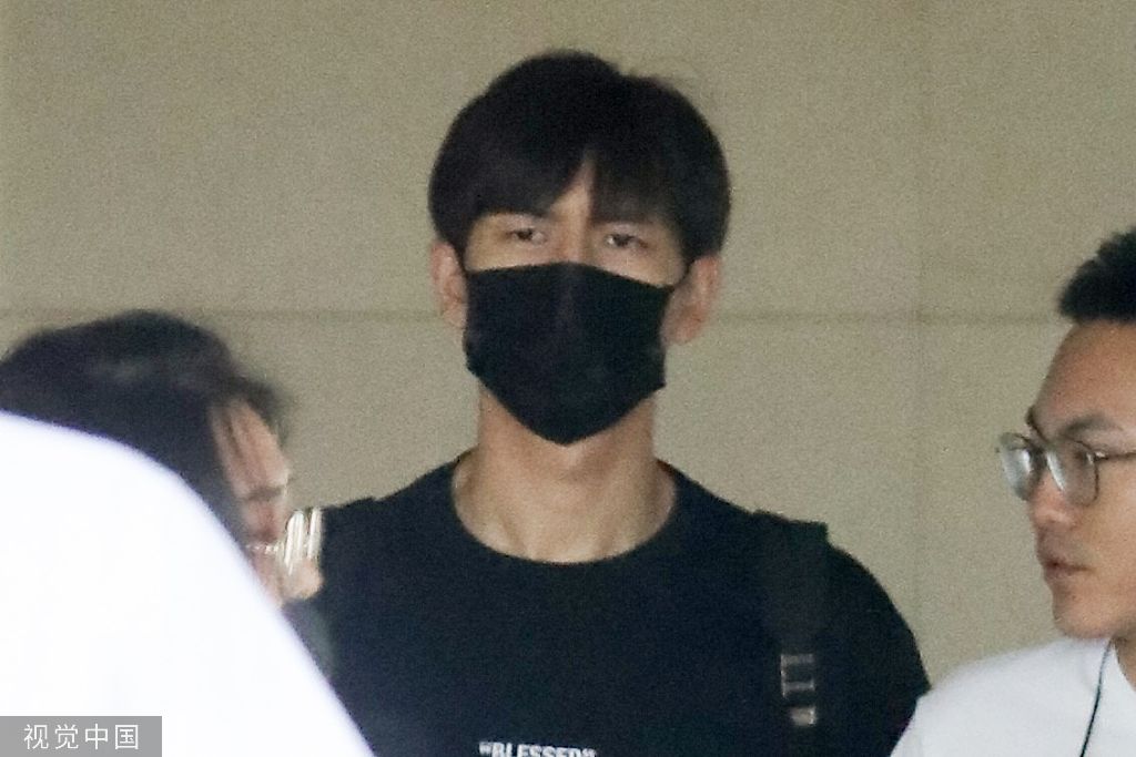 [娱乐星动]你的“现男友”！李现全黑look酷劲十足 乖巧挥手显反差萌