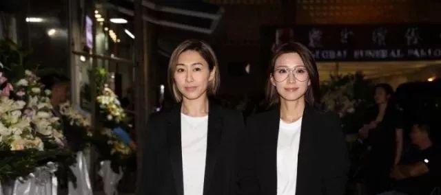 梁舜燕设灵众星致祭，干儿子李克勤神情哀伤，周润发刘德华送花圈悼念