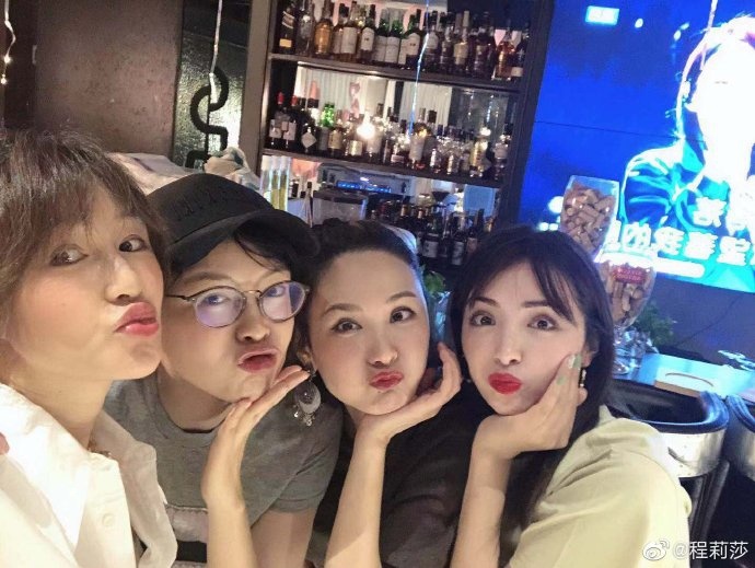 程莉莎李艾麦迪娜等合影感情好__凤凰