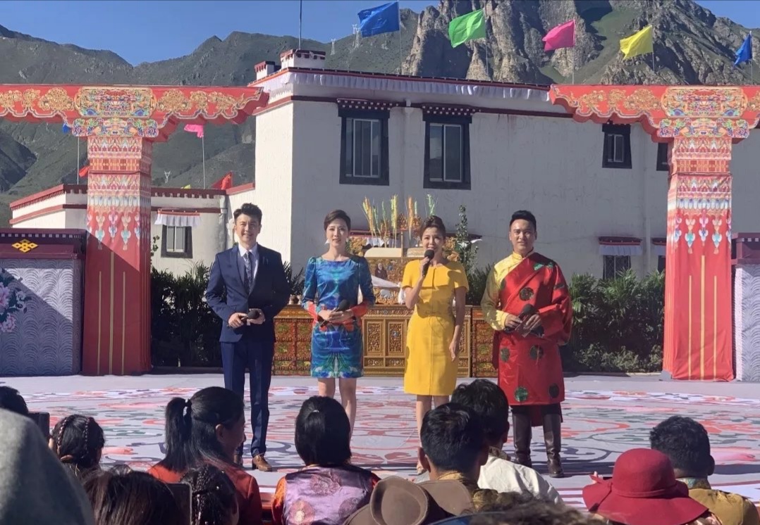 主持人朱迅现身西藏 一身黄裙身材窈窕