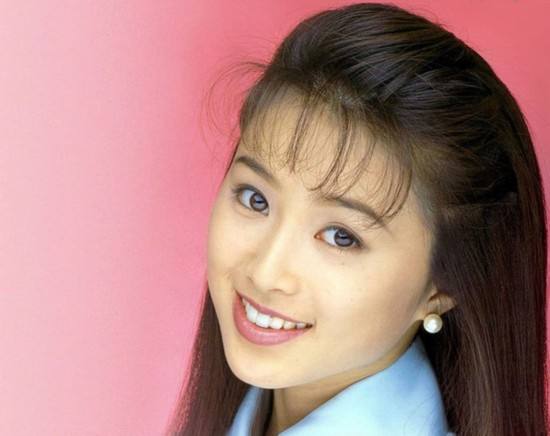 1993年,酒井法子在出演电视剧《同一屋檐下》时,与大她8岁的编剧野岛