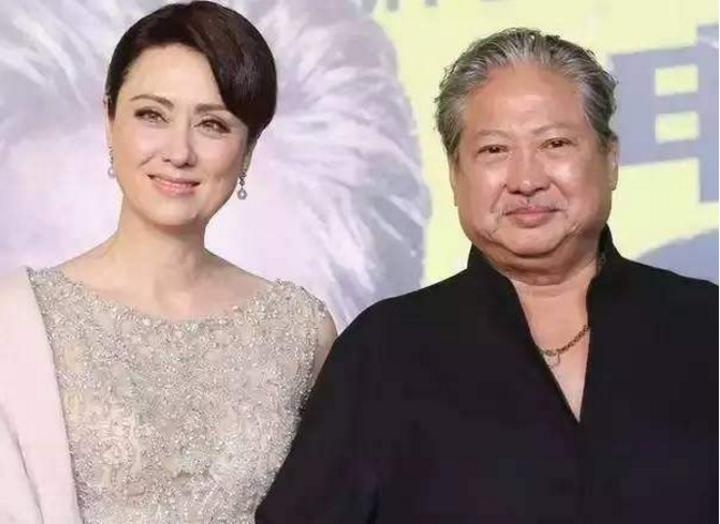 「会火」67岁洪金宝近照曝光，头发花白无眉毛，与身旁小13岁妻子像祖孙！