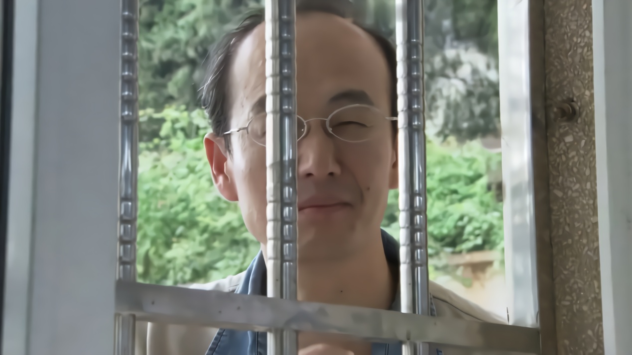 农村女老师穿黑色丝袜,被窗外的坏人盯上了,自