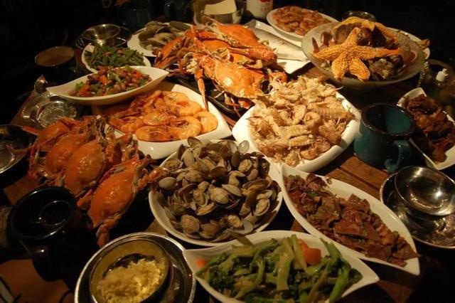 第二种情况,是晚上有应酬,或者聚餐,吃大量的鱼肉海鲜.