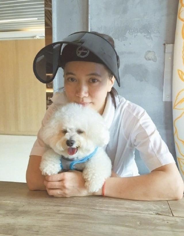 张智霖床上直播迎48岁生日，求袁咏仪养猫被拒，一脸不开心