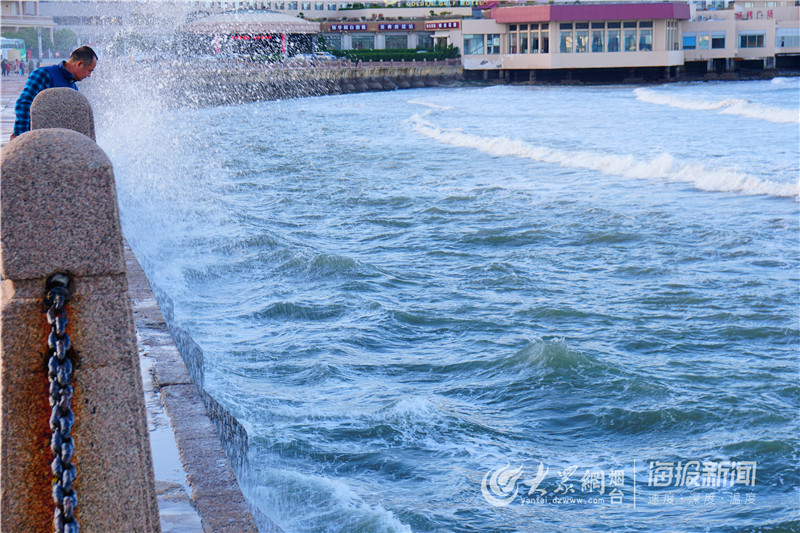 惊涛拍岸烟台海边掀起数米巨浪市民纷纷围观