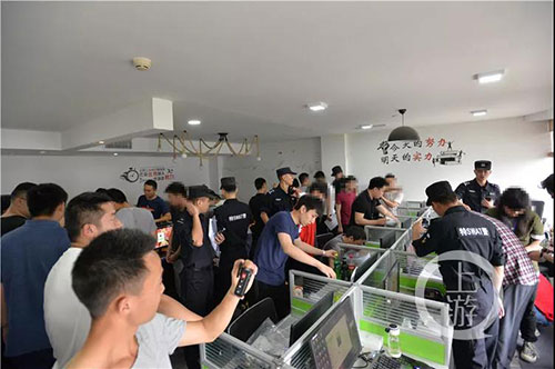 为女主播豪掷十余万，却发现其有N个男友，真实身份是抠脚大汉？！