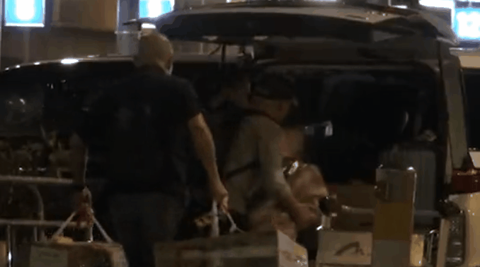 刘德华携妻女返港，一家带超10件行李，多名保镖护送阵势太大