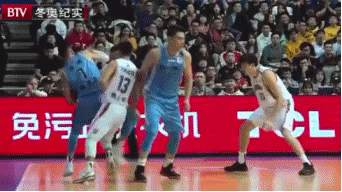 男篮的比赛里 上海后卫罗旭东与书豪对位时寸土不让的凶狠架势 把篮球