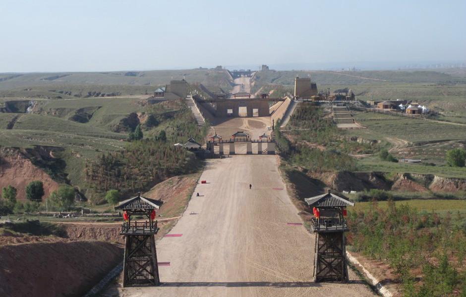 秦始皇当年修的高速公路,为啥过了2000年都不长草?现代人也学学