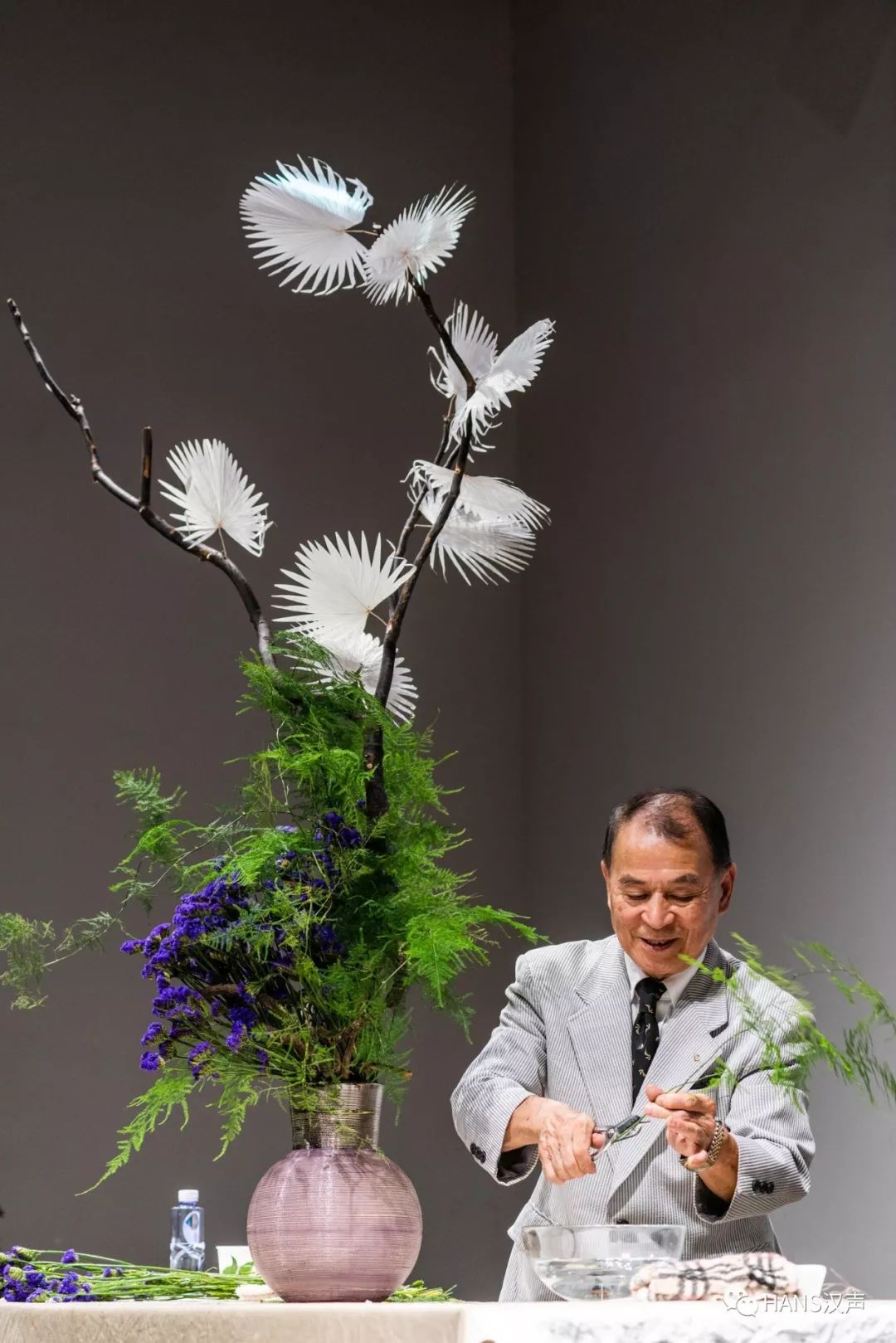 武汉街头狗尾巴草秒变高级花艺,好闪的日本爹爹