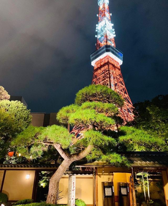 周杰伦晒一家四口游日本，与昆凌撒狗粮，姐弟俩同框萌态十足