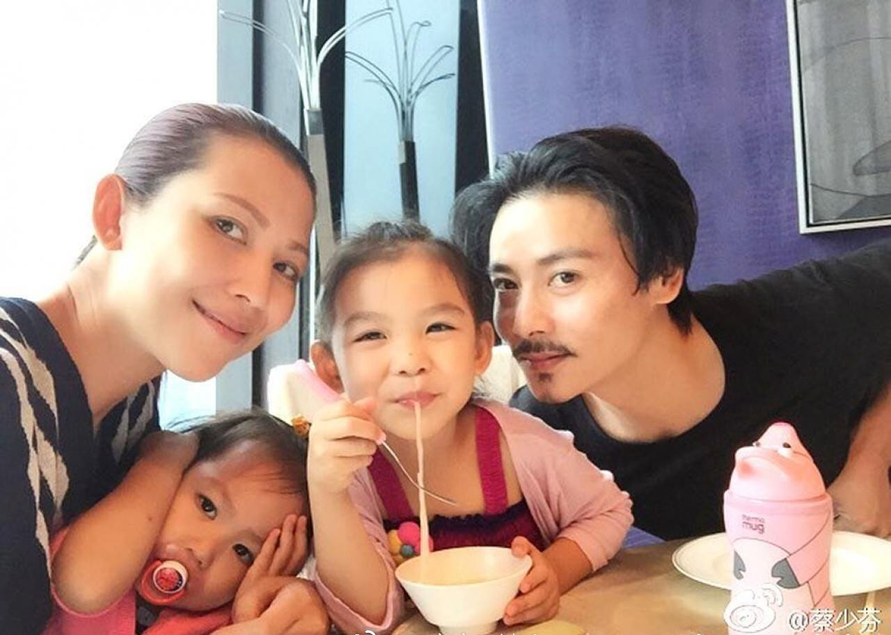 蔡少芬挺大孕肚接女儿放学，张晋全程护送贴心当司机