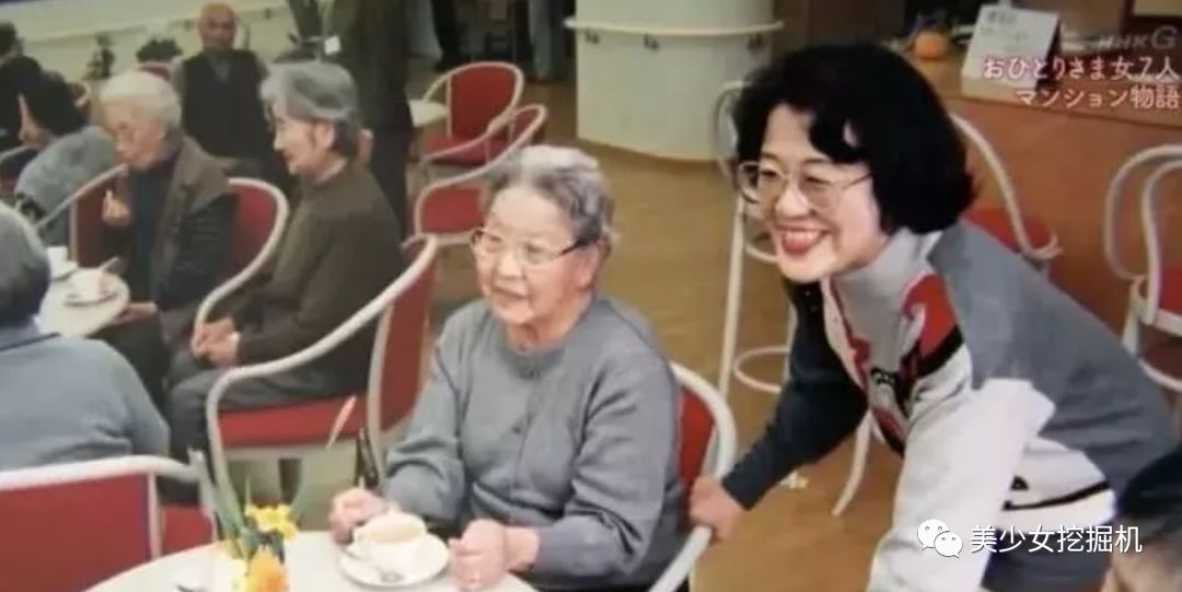 【新氧App】一辈子不结婚，化妆染发旅行玩游戏，这个80岁奶奶也太酷了吧！