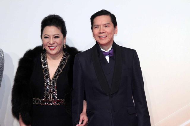 向佐郭碧婷被曝秘密结婚，向家财富数十亿，靠电影发家捧红刘德华