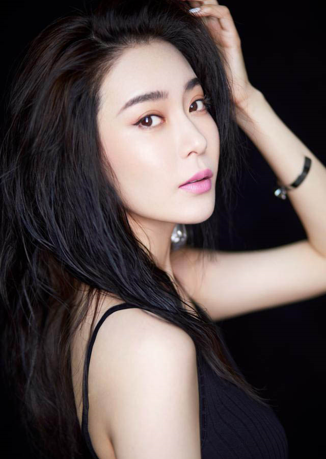 王晶被曝深夜携“晶女郎”返家，两人关系亲密不言而喻
