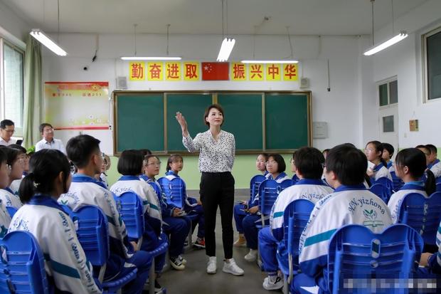 46岁央视主持人董卿现身中学课堂讲课，手上的书亮了