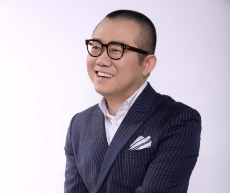 主持人涂磊被曝坐飞机不雅行为,双脚蹬机舱,被网友批其没素质