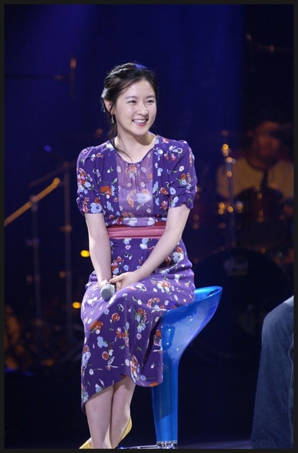 「熊猫娱乐」48岁李英爱晒童年旧照超“冻龄”，嘴角一抹微笑30年未变