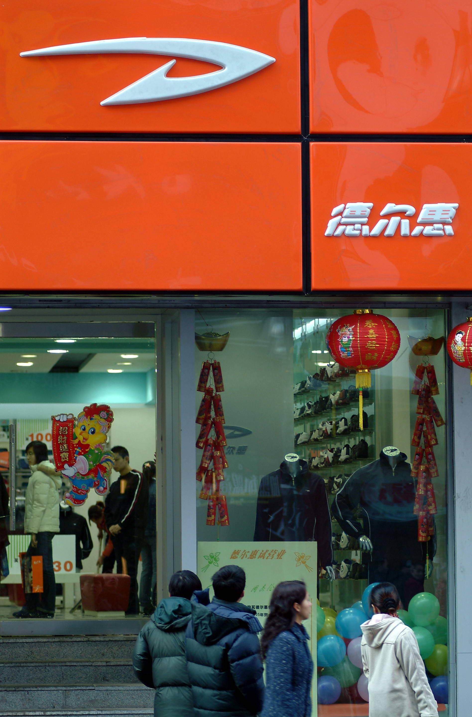 盘点十大没落国产鞋品牌：有品牌市值缩水千亿，大众鞋王关店千家