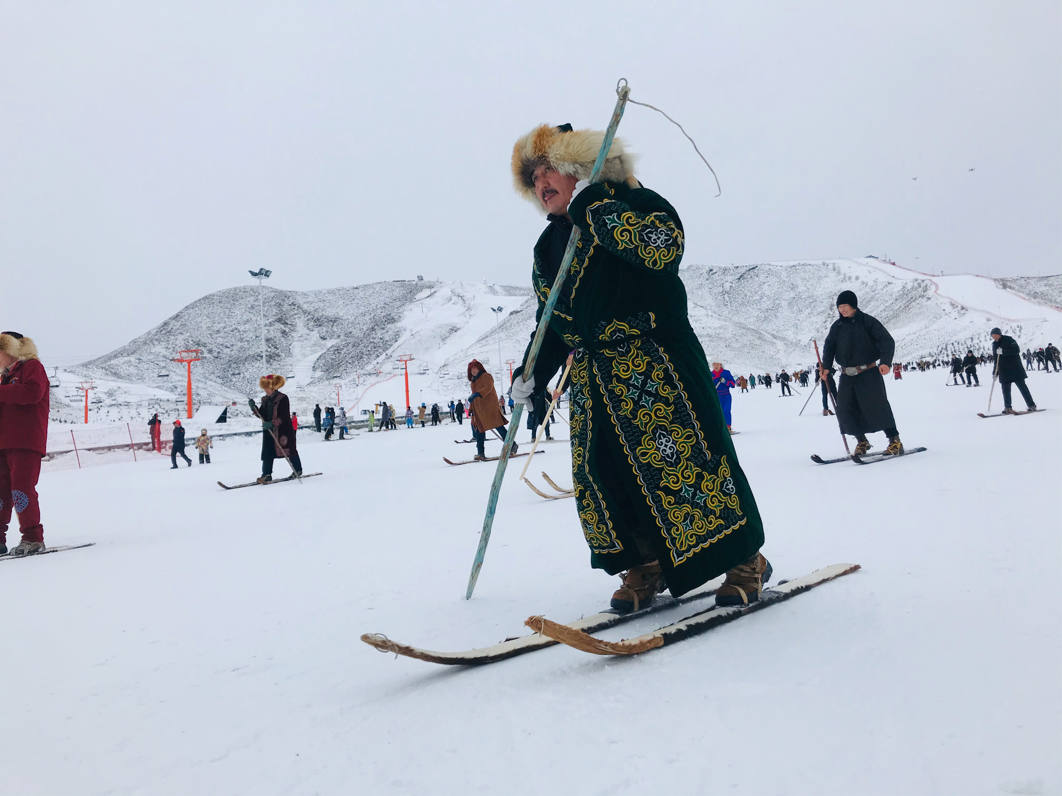 新疆阿勒泰:千人古老毛皮滑雪共庆冰雪狂欢