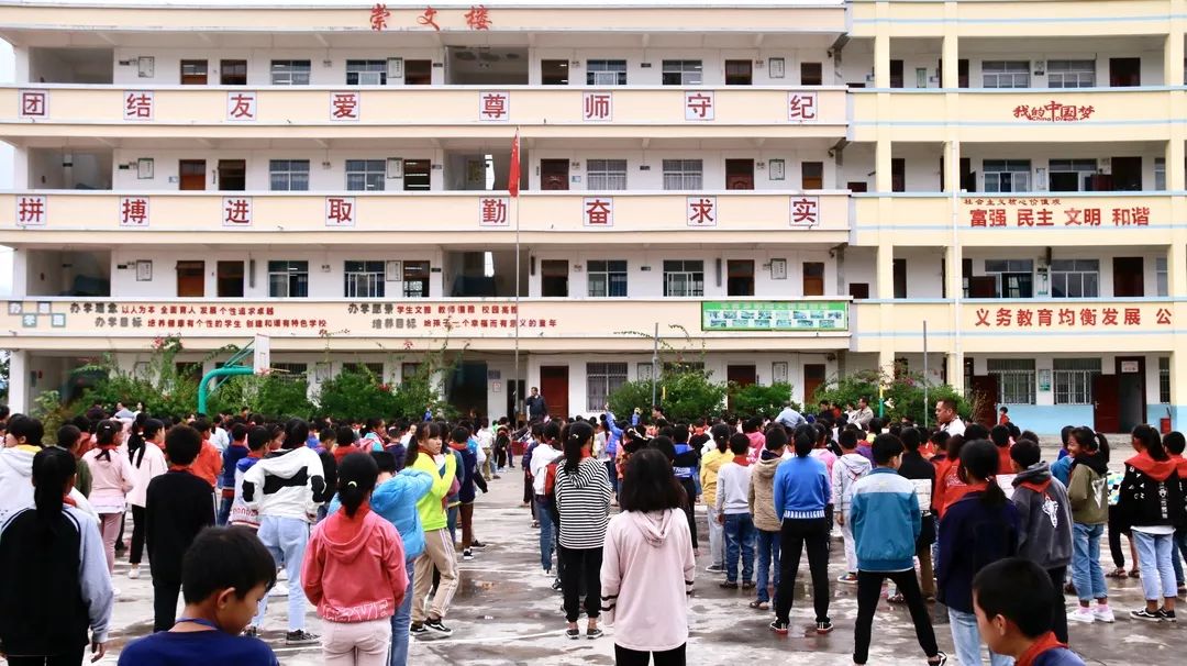 独秀小学干净整洁的校园环境.