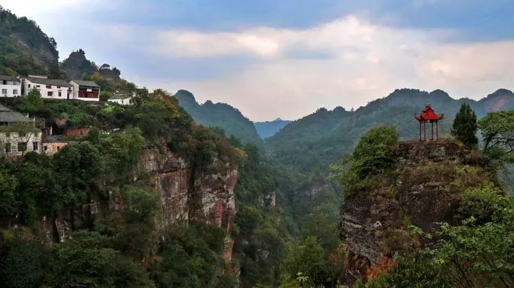 登齐云山看石桥岩奇观