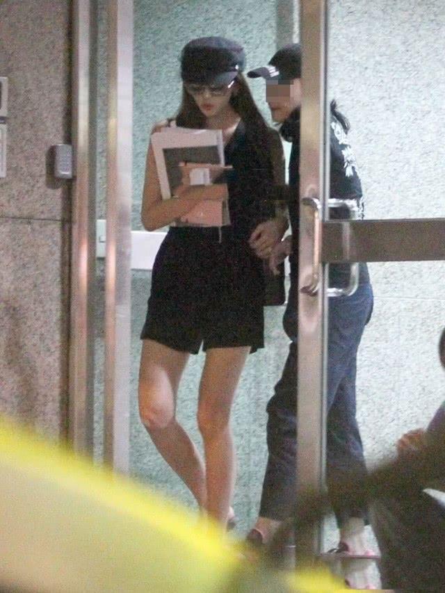 林志玲夫妇穿情侣装合体露面，AKIRA腿受伤仍接送老婆很体贴