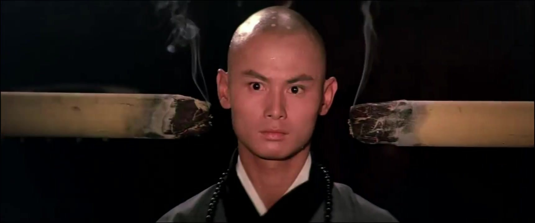 少林三十六房:刘家辉用头撞沙袋,却把自己给撞晕了