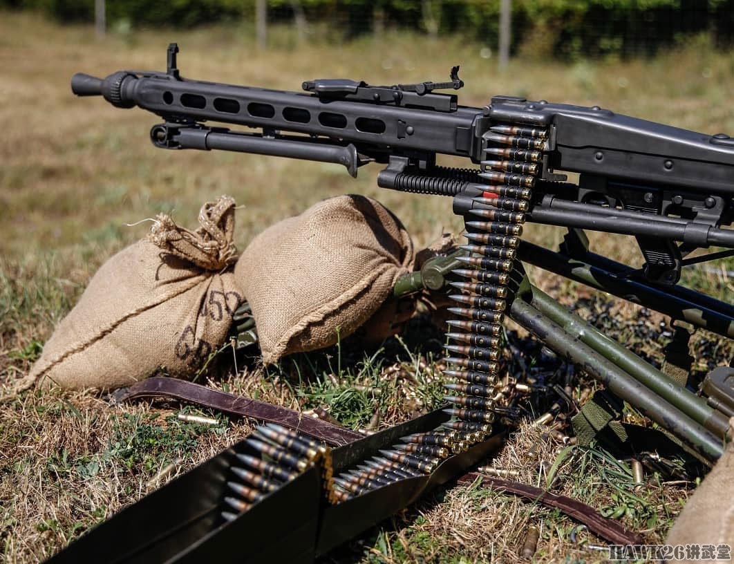 德国联邦国防部晒mg3mg5机枪对比测试向50岁老兵致敬