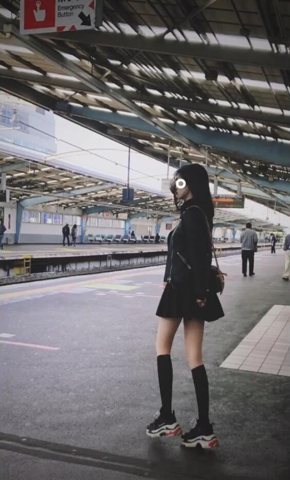 马蓉再去日本散心，地铁站拍照大秀美腿（组图） - 1