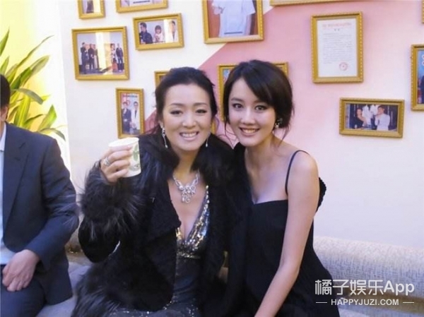 还记得《丑女无敌》里的助理小艾吗？她现在长这样了