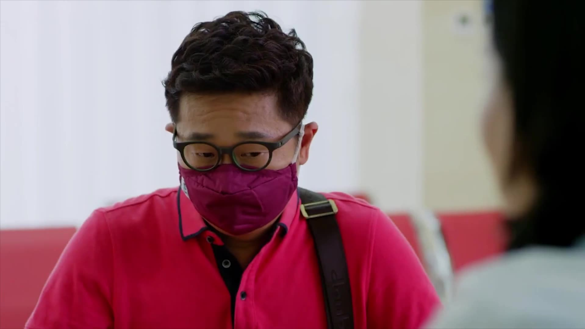 情侣戴口罩办结婚证,当摘下口罩后,工作人员:你