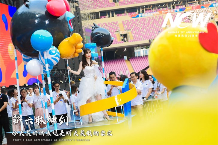 阿里巴巴20周年庆生晚会现场：人山人海，各显神通