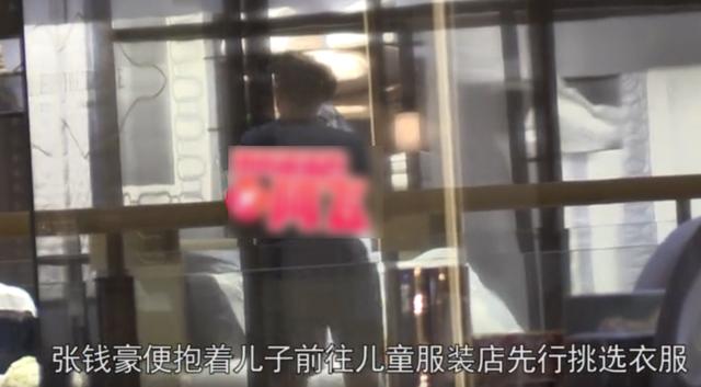 张雨绮带儿女与男友甜蜜逛街，张钱豪单手抱娃喂水超贴心