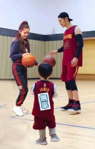 baby妈妈力超强！录音棚工作婆婆儿子探班，单手抱起2岁海绵